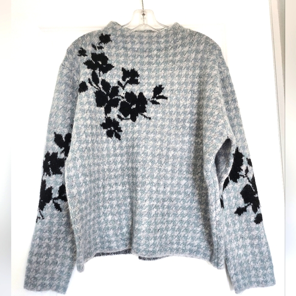 Oliver.o Sweaters - Oliver.O oversized sweater with mint color houndstooth/black floral accents